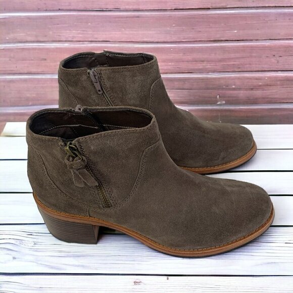 Clarks Clarkdale Dawn Taupe Suede Side Zip Heeled Ankle Boots Women's Size 10 - Picture 5 of 9